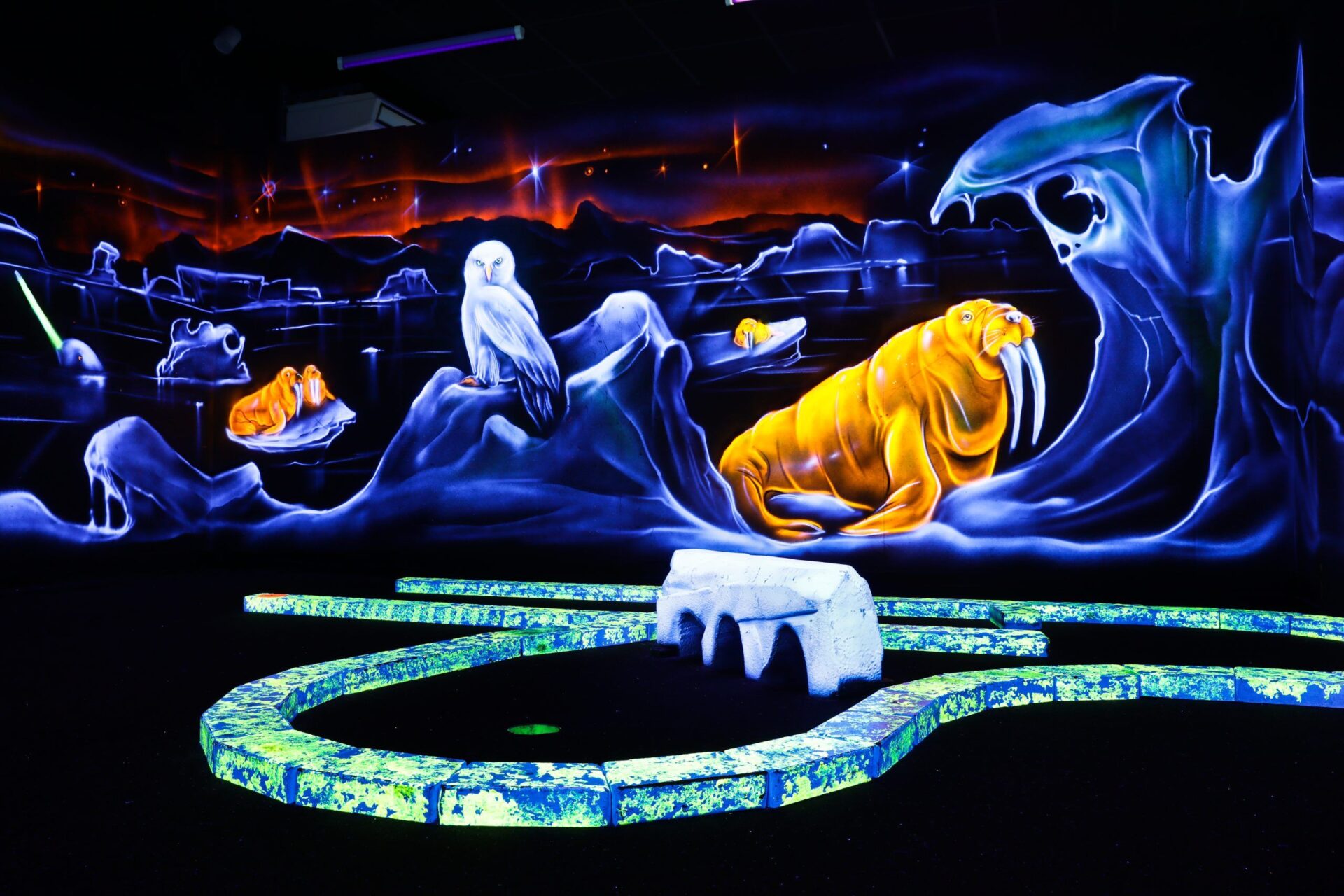 loisirs-enfants-parents-famille-amis-activité ludique-originale-atypique-jeux enfant- minigolf-goolfy-montpellier-décor fluo-banquise-parcours golf-fluorescent-activité montpellier-sortie en famille-