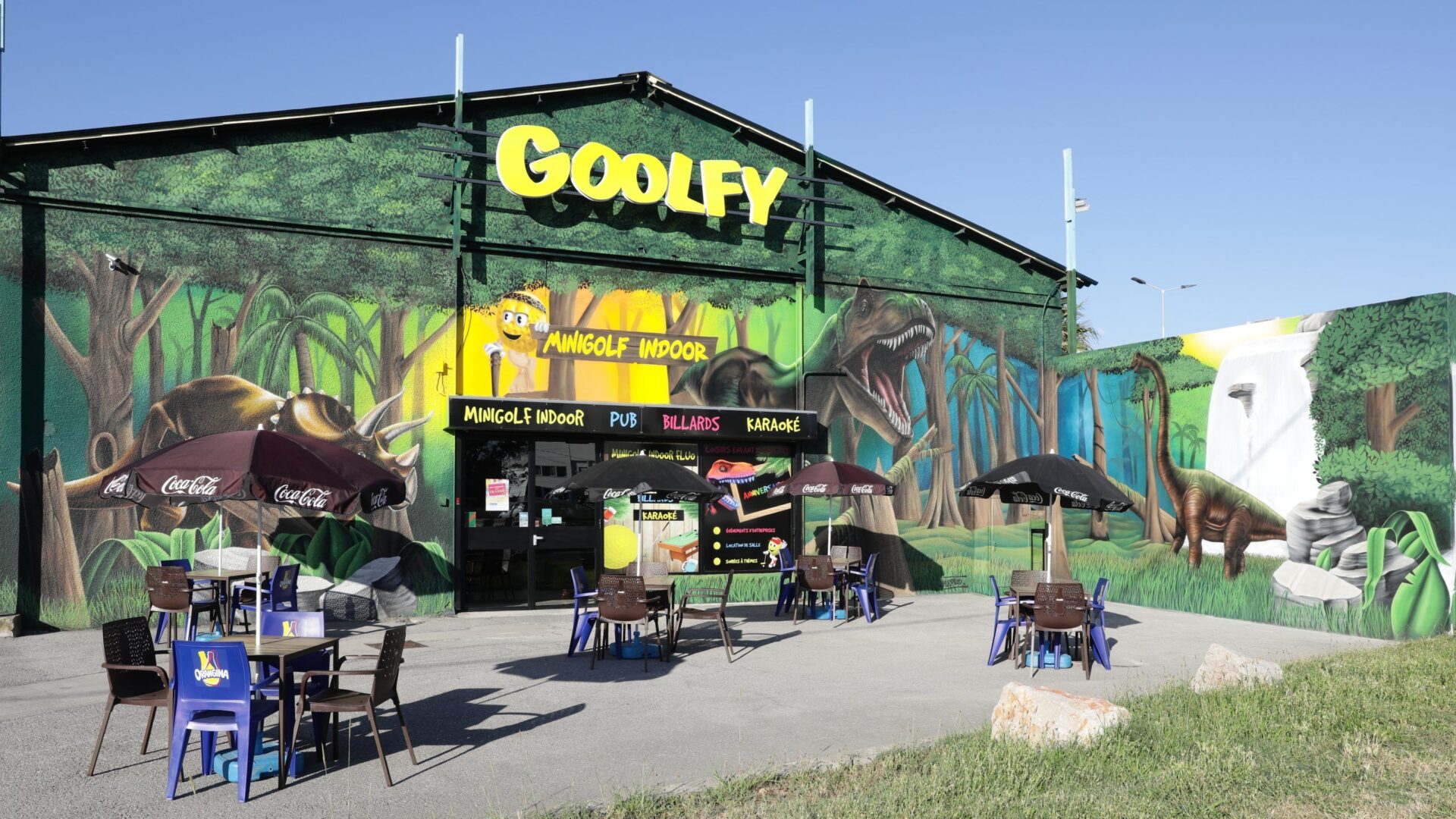 boire un verre-se détendre-s'amuser-occitanie-lattes-hérault-activité touristique- terrasse-terrasse au soleil-sortie montpellier-activités pour enfants-dinosaures-minigolf-jouer-