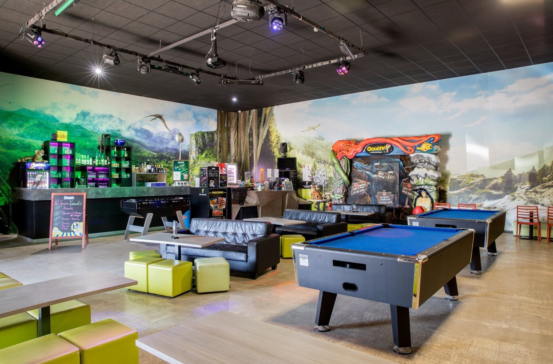 location de salle-événement-billards-baby-foot-babyfoot-salle de jeux-bar-sortie montpellier-soirée entre amis-soirée collègues-sortir hérault-tapas-boissons-